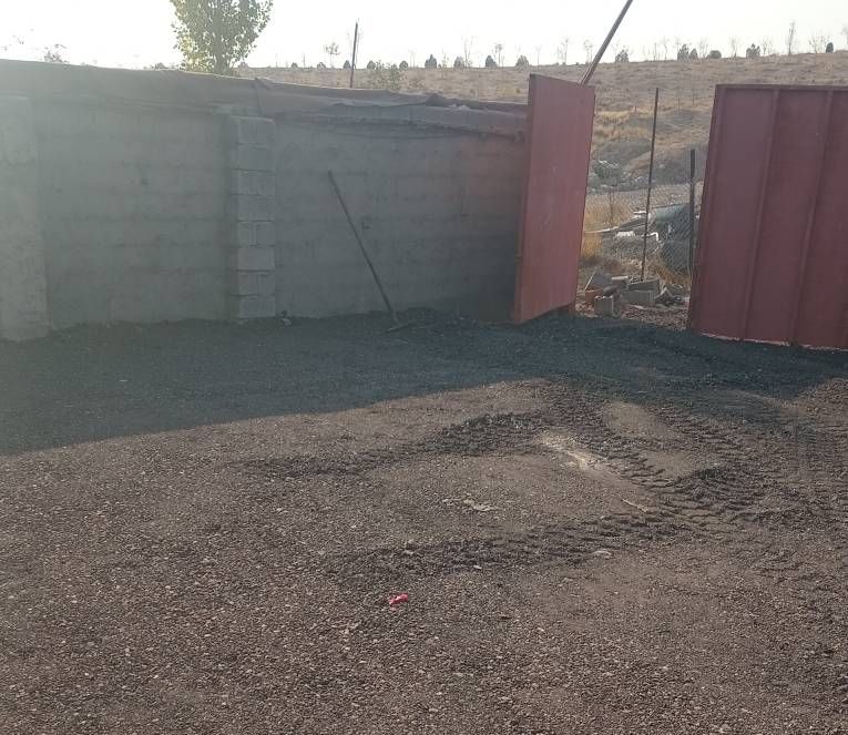 پخش کردن و تسطیح آسفالت روی سطح زمین جهت عایق‌بندی و کف‌سازی