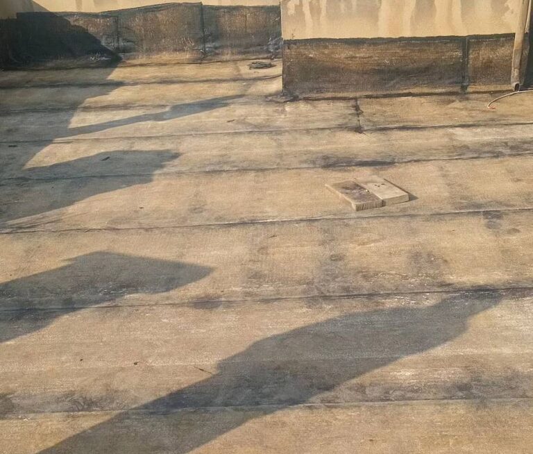 نمای کلی از یک پشت بام مسطح که با لایه‌های ایزوگام عایق‌کاری شده است