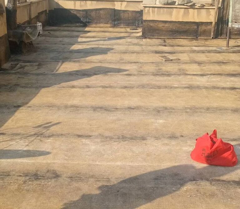 نمای باز از عایق‌کاری کامل یک پشت بام وسیع با پوشش ایزوگام
